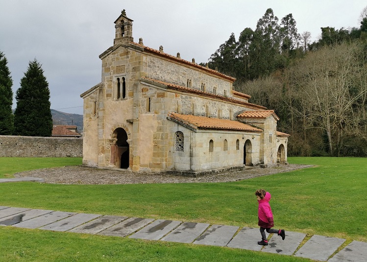 iglesia prerrománica de San Salvador de Valdediós, en Villaviciosa, Asturias