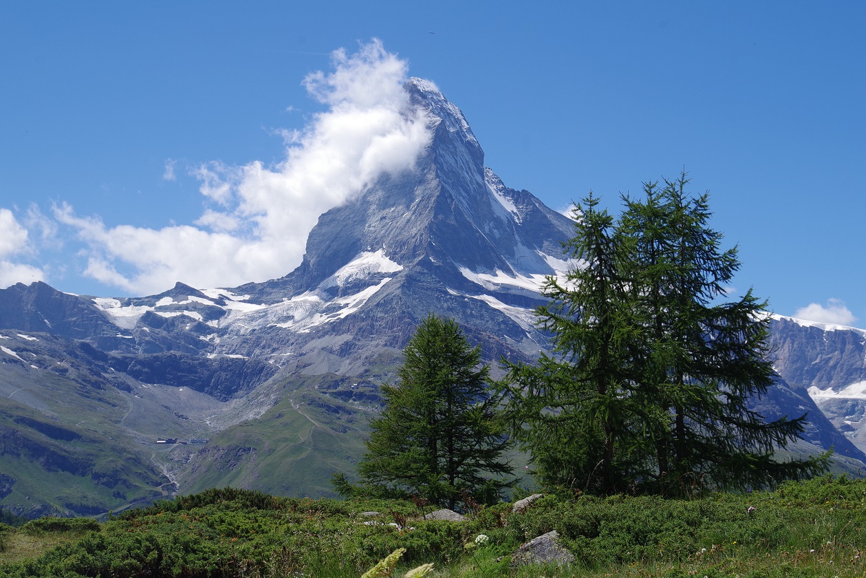 panoramica del pico Cervino o Matterhorn, con algunas nubes en su cima