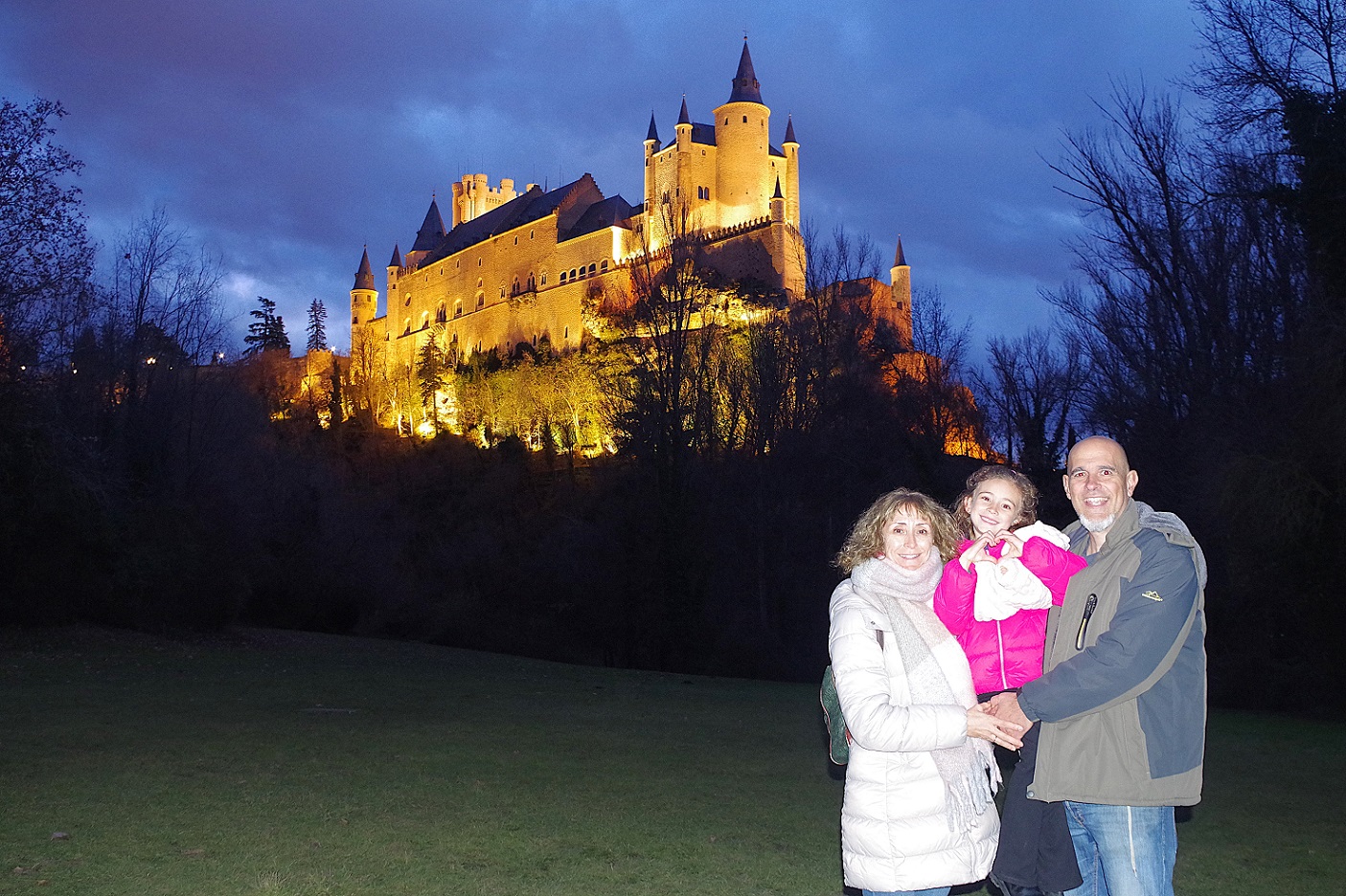 alcázar de Segovia iluminado de noche