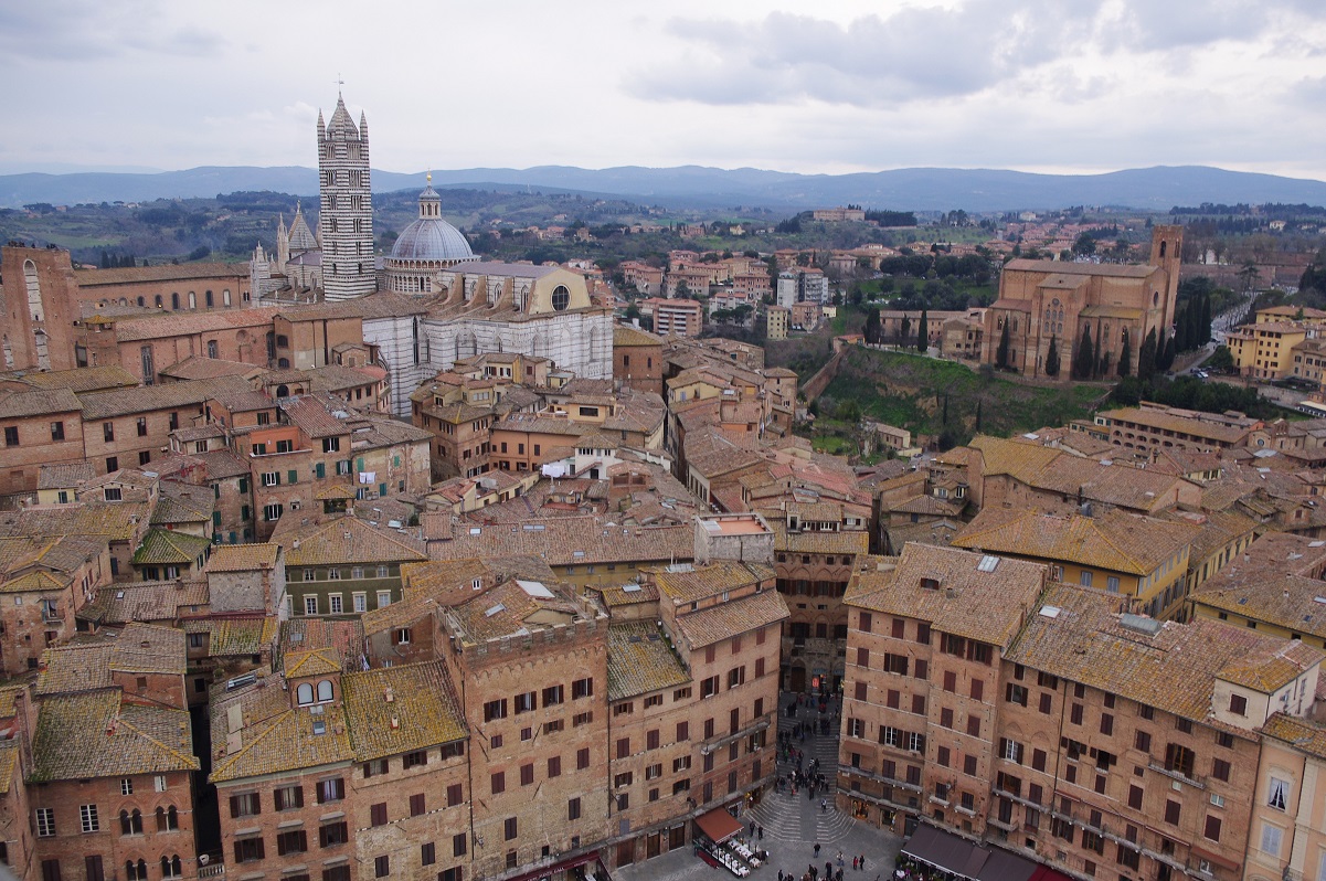 Siena, vista de la plaza del Campo desde lo alto de la torre del ayuntamiento