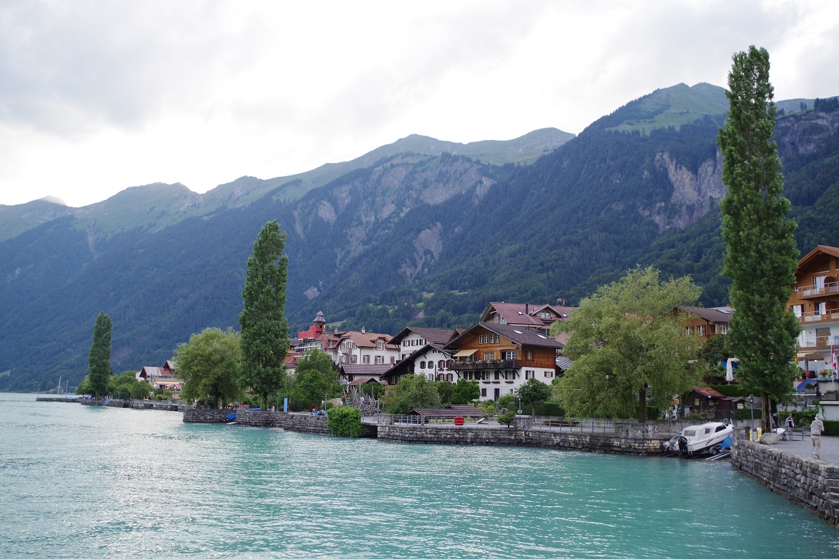 pueblo y lago de Brienz, Suiza